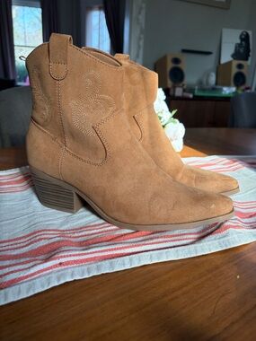 Women's Tan Suede Ankle Boots - Classic Western Style